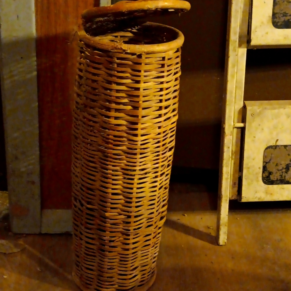 Wicker umbrella holder